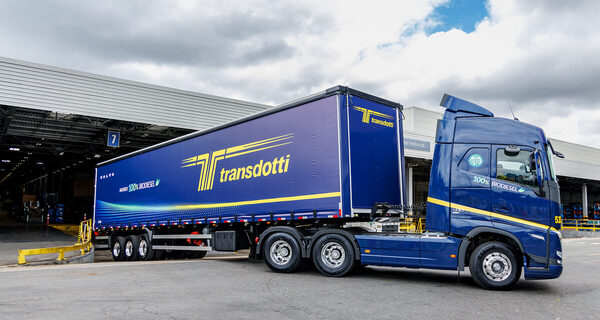 Transdotti incorpora camiones Volvo FH B100 para la logística de piezas en Curitiba - Amigo Camionero