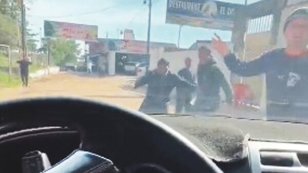 Cuidacoches acosan en grupo a los clientes que van a comer pescado en Remanso