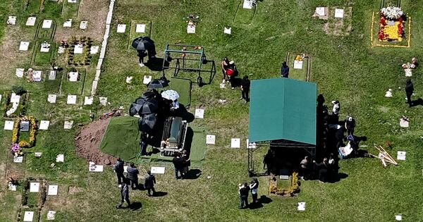 La Nación / Funeral de “El Mencho”, entre flores anónimas, música y militares