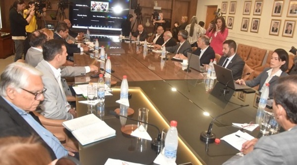 Gremios y Gobierno debaten cambios a la Caja Fiscal