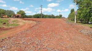 MUNICIPALIDAD DE LA PAZ EJECUTA EMPEDRADO EN SUELO CUÉ