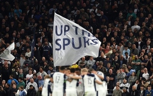 Tottenham sanciona a tres aficionados por hacer el saludo nazi en un partido de la Champions League en Alemania