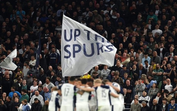 Tottenham sanciona a tres aficionados por hacer el saludo nazi en un partido de la Champions League en Alemania
