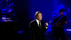 Julio Iglesias denuncia a diario español y dice que armaron un “montaje”
