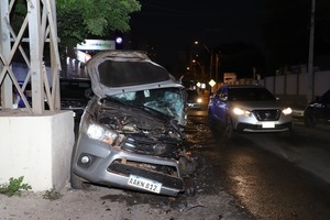 Popular / (VIDEO) Conductor de camioneta quedó herido tras accidente vai
