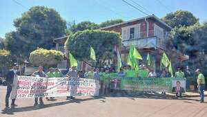 Docentes se manifiestan frente a la casa de Beto Ovelar contra reforma jubilatoria - Nacionales - ABC Color