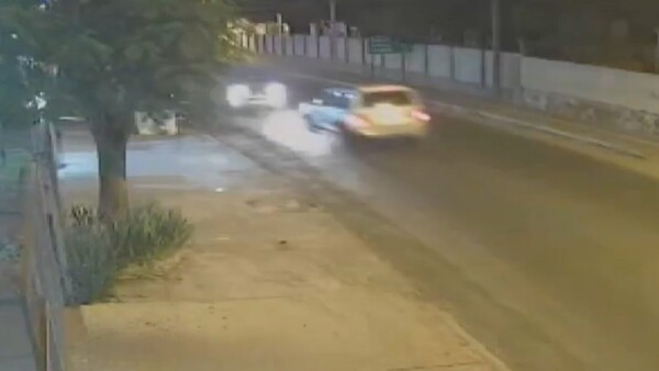 Video: Brutal choque frontal entre dos camionetas sobre la avenida Santa Teresa en Asunción