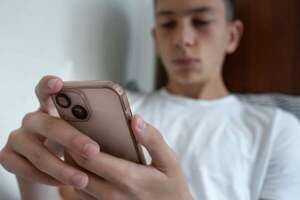 AUDIO. Proyecto de ley que regula el uso de celulares en las aulas: “En puridad, los teléfonos son para adultos” - Momento Justo - ABC Color