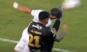 Popular / Para la Dirección de Arbitros, César Olmedo jugó gratis después de patear a la cara del rival