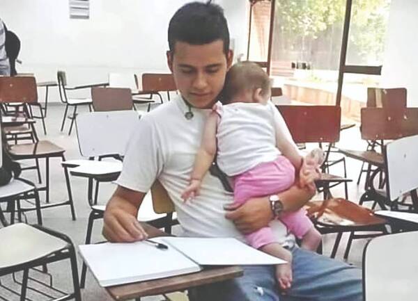 Lleva a su bebé porque no quiere abandonar sus estudios