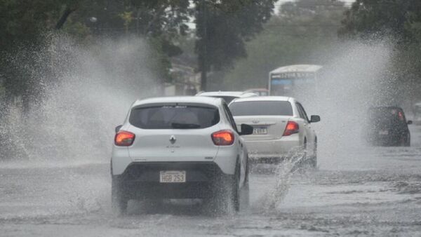 Miércoles muy caluroso, húmedo y con lluvias