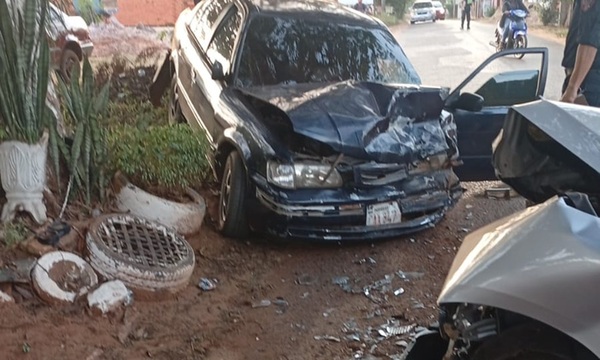 Colisión vehicular en barrio Maristas de Coronel Oviedo deja una mujer herida y un conductor prófugo - OviedoPress