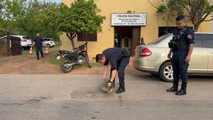 Con balde y cemento: jefe policial repara bache que ponía en riesgo a conductores - Concepción al Día