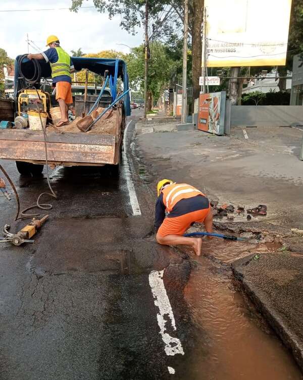 Tras reclamos, Essap repara caño roto en Mariscal López - Nacionales - ABC Color
