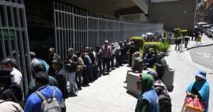 La Nación / Bolivianos saturan bancos para cambiar billetes tras accidente aéreo