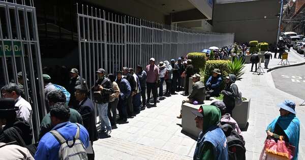 La Nación / Bolivianos saturan bancos para cambiar billetes tras accidente aéreo
