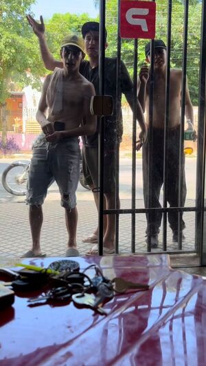 Popular / A pedradas atacaron local de un mexicano