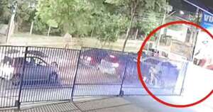 Diario HOY | VIDEO| Bus retrocedió y casi aplastó un auto en Samber