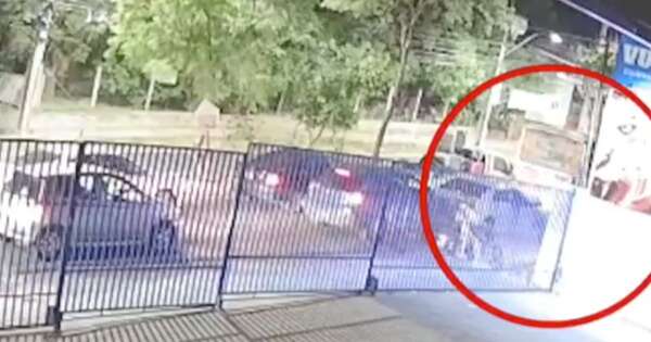 Diario HOY | VIDEO| Bus retrocedió y casi aplastó un auto en Samber