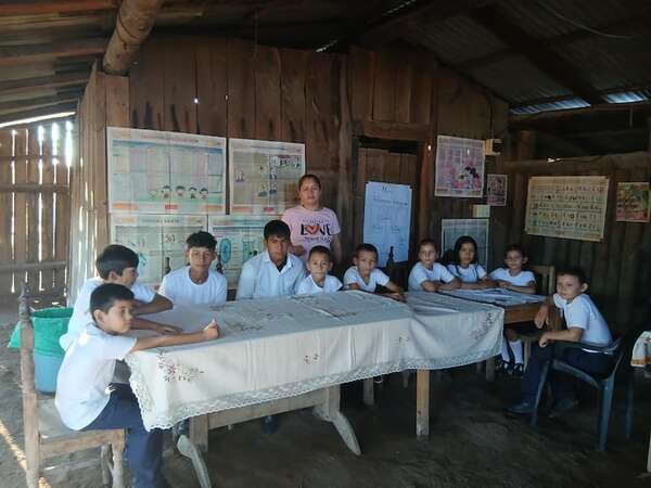 Valiente maestra y escolares hacen patria en pleno monte chaqueño - Noticias del Chaco - ABC Color