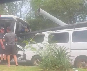 Luque: colectivo subió al paseo central para evitar atropellar a motociclista