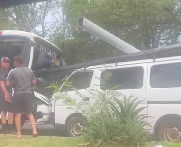 Luque: colectivo subió al paseo central para evitar atropellar a motociclista