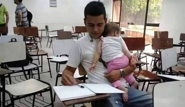 Estudiante de Derecho asiste a clases con su hija de 7 meses