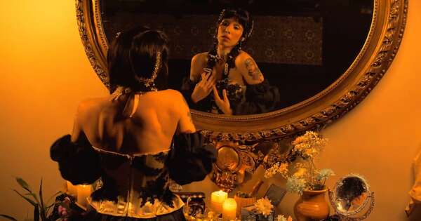 Diario HOY | Sari Carri rinde homenaje a la mujer paraguaya en su primer álbum “Peineta de Oro”