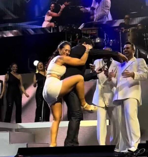 [VIDEO] ¡Haihue! Fanática le apuró todo mal a Chayanne