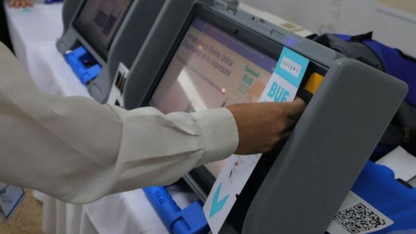 Senador liberal rechaza máquinas de votación y plantea abrir el “sobre 4” en las elecciones