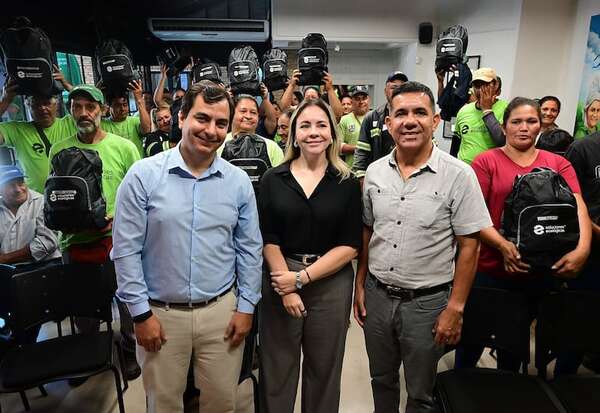 Coca-Cola Paresa y Soluciones Ecológicas entregaron kits de seguridad a recicladores de base - Empresariales - ABC Color