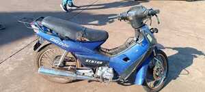 Choque entre motocicleta y camión de gran porte deja una mujer herida