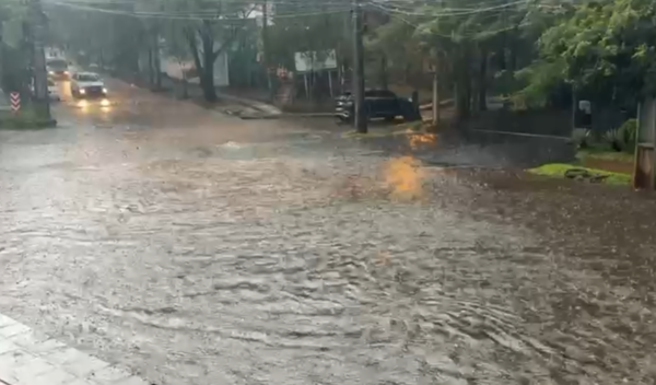 Intensa lluvia en Asunción dejó varias zonas inundadas - trece