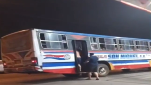 Denuncian que bus chatarra y sin permiso retrocedió contra varios vehículos en San Bernardino