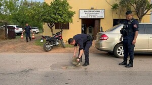 Un policía tapa enorme bache frente a una comisaría para evitar accidentes en Concepción