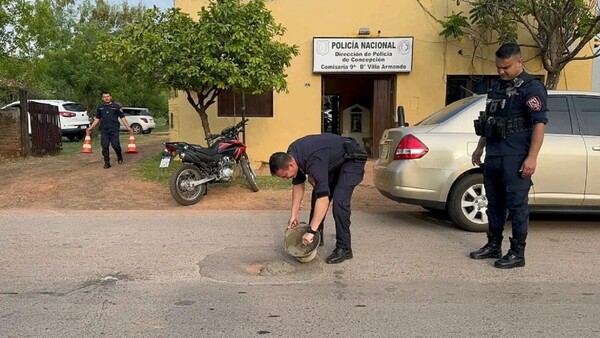 Un policía tapa enorme bache frente a una comisaría para evitar accidentes en Concepción