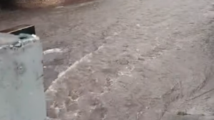 Raudales y ciudades sin luz tras breve tormenta en área metropolitana