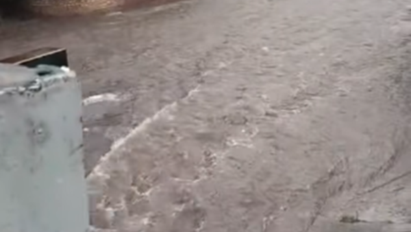 Raudales y ciudades sin luz tras breve tormenta en área metropolitana