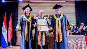 El poeta Feliciano Acosta recibió la distinción Doctor Honoris Causa
