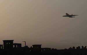 Despega el primer vuelo fletado por EEUU para repatriar a sus ciudadanos en Oriente Medio - Mundo - ABC Color