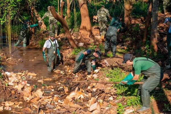 Unen fuerzas para recuperar el arroyo que abastece el Lago de la República - ABC en el Este - ABC Color