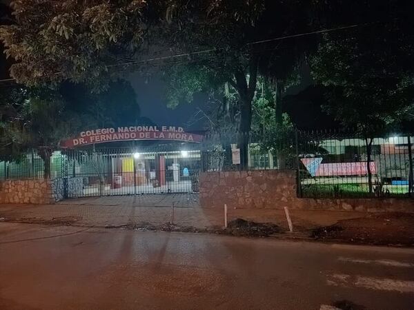 Aprehenden a joven con réplica de pistola tras amenazar a estudiantes en Fernando - Policiales - ABC Color