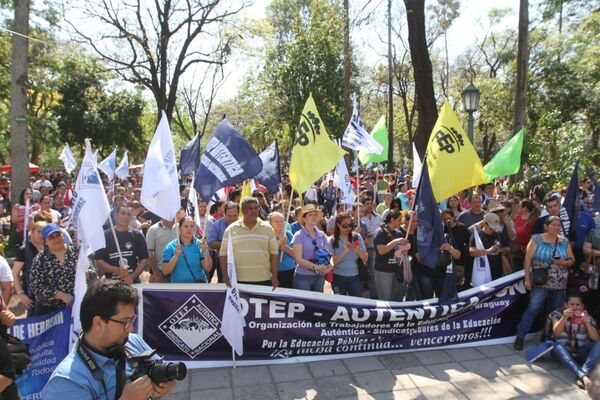 Educadores en estado de alerta, tras postergación sine die de la reforma de la Caja Fiscal