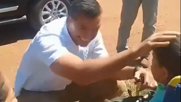 Santi paró su comitiva y saludó a un niño en silla de ruedas en Amambay