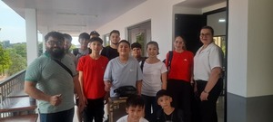 Jóvenes barberos transforman cortes de cabello en solidaridad en Encarnación