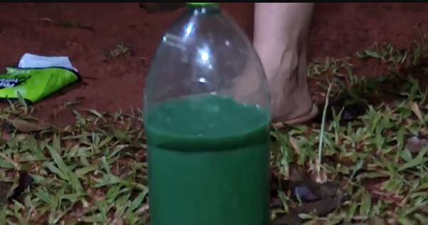 Vecinos denuncian agua verde y nauseabunda en J. Augusto Saldívar