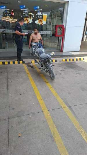 Popular /   Motociclista sufrió graves quemaduras al  incendiarse su  moto al cargar combustible