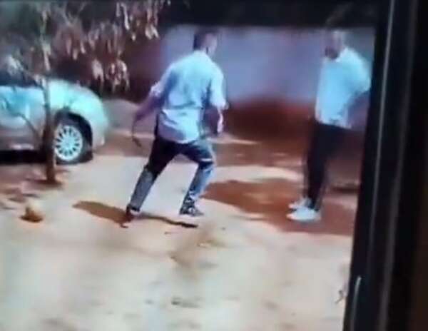 Video: intendente cartista de Canindeyú agrede con látigo a periodista - Policiales - ABC Color