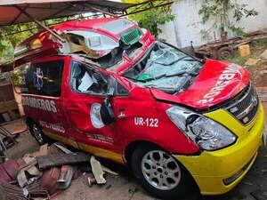Así un tanque de agua de 3.000 litros cayó sobre un móvil de rescate de bomberos - ABC en el Este - ABC Color