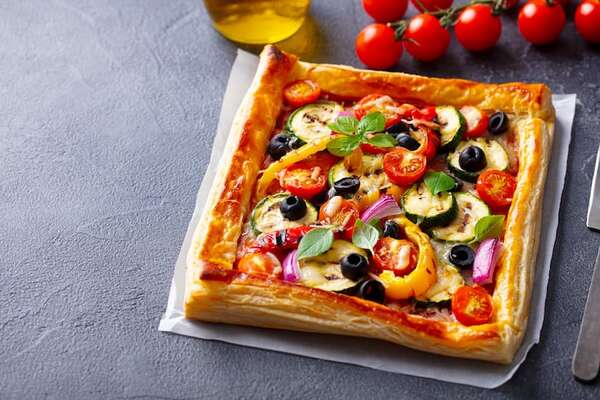 Pizzetas de hojaldre: la base ultra crocante que va a cambiar tus noches de películas - Gastronomía - ABC Color